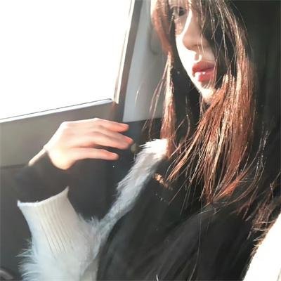 空房间里的女人